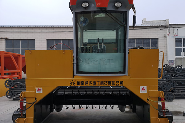 養(yǎng)殖場雞糞有機(jī)肥履帶行走式發(fā)酵翻堆機(jī)
