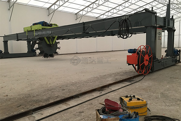 葉輪翻堆機跨度18米，輪盤可行走適合大型有機肥加工廠使用