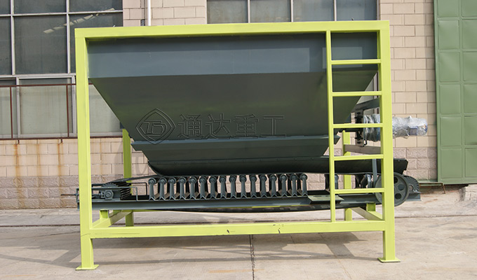 有機肥生產(chǎn)線配套設備鏟車喂料機