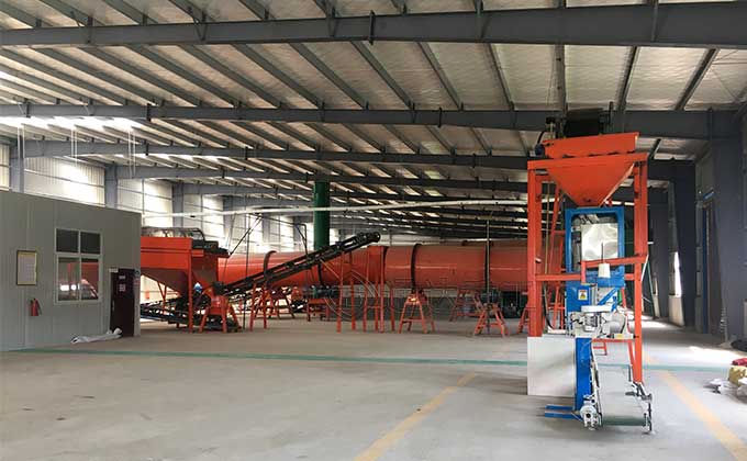 年產(chǎn)萬(wàn)噸的雞糞有機(jī)肥生產(chǎn)線設(shè)備有哪些?多少錢(qián)一套?